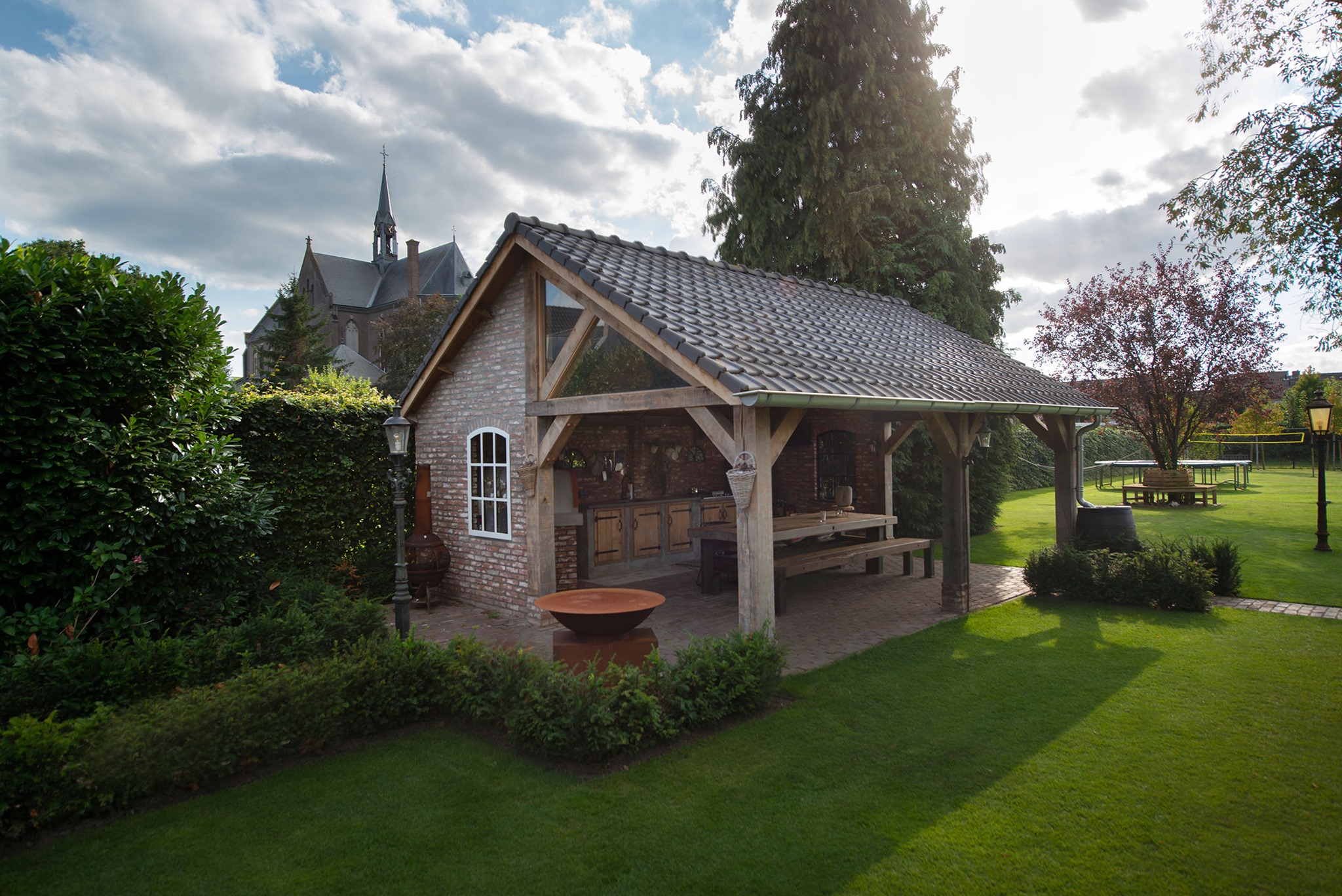 De gasten badminton matras Eiken overkapping maken in de tuin – Eikenhouthandel.nl