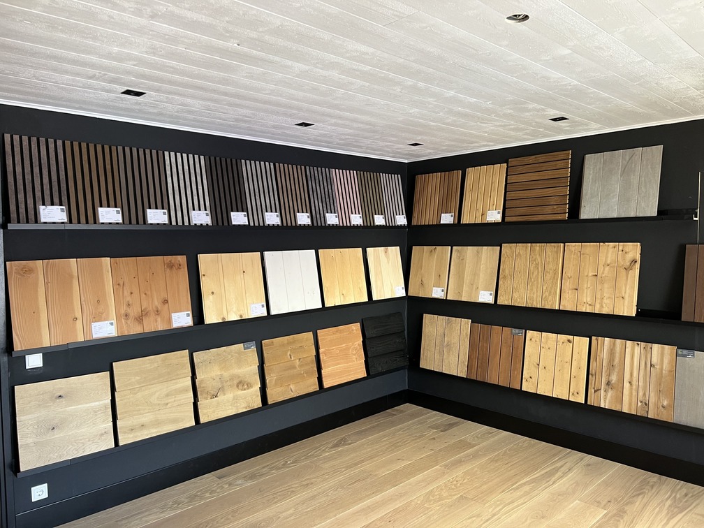 De showroom in Zeewolde van Eikenhouthandel.nl met eiken samples en Akupanel samples
