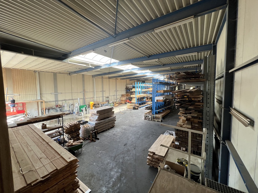 Een overzicht van de eikenhouten producten in het grote magazijn van Eikenhouthandel.nl