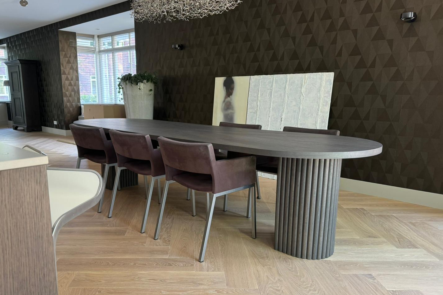 Zwarte eiken halfronde latten gebruikt voor de poten van een tafel